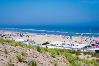 9 Ağustos 2020, Scheveningen, Lahey, Hollanda, insanlar Scheveningen sahilindeki restoran ve kafelerde açık havada yüzmeyi ve yemek yemeyi severler. 