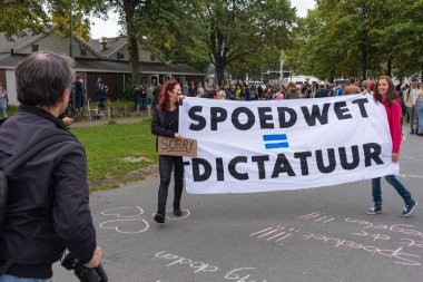 Lahey, Hollanda 04 Eylül 2020, acil durum yasasının toplumu diktatörlüğe sürüklediğini ifade eden pankartlarla ilgili metni olan protestocular