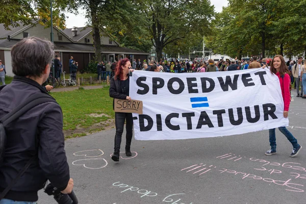 Lahey, Hollanda 04 Eylül 2020, acil durum yasasının toplumu diktatörlüğe sürüklediğini ifade eden pankartlarla ilgili metni olan protestocular