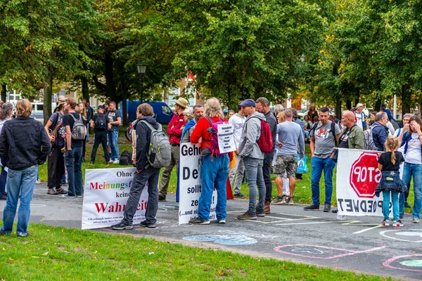 Lahey, Hollanda 04 Eylül 2020, Covid-19 'un kontrolü için verilen mücadele sırasında ifade özgürlüğü ve doğruluk korkusunu dile getiren pankartlar üzerine yazılı metinle protestocular 