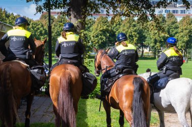 06 Eylül 2020, Lahey, Hollanda, sübyancı karşıtı aktivistler ve motosikletçiler tarafından düzenlenen barışçıl protesto, daha güçlü çocuk koruma talepleri ve polis kuvvetleri tarafından korunma