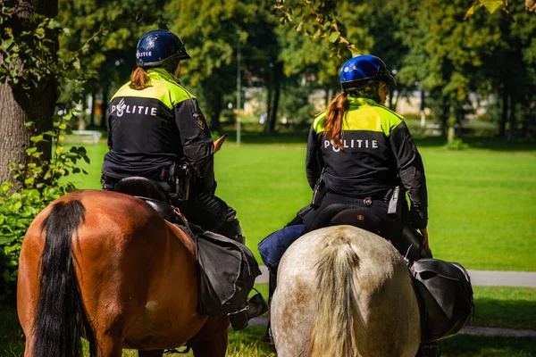 2020年9月6日 オランダのハーグで反小児性愛活動家やバイカー団体による平和的抗議が行われ より強力な児童保護が要求され 警察によって確保されました — ストック写真
