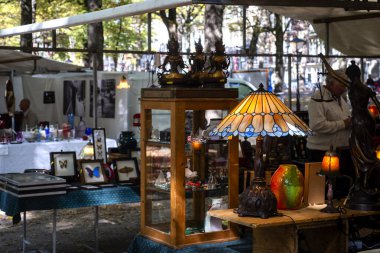 20 Eylül 2020, Lahey, Hollanda, Lahey 'deki bit pazarında eski moda ve diğer vintage ürünler.