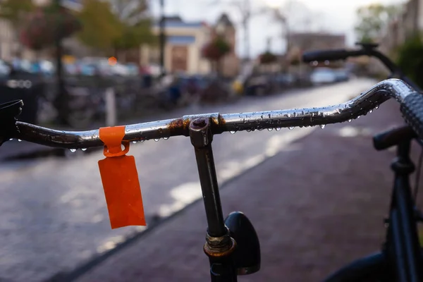 네덜란드 레이던에 이름이 자전거와 자전거 — 스톡 사진