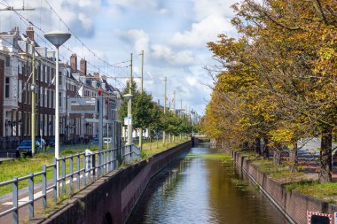 Hollanda, Lahey 'deki Kanal, tramvay istasyonu ve Maliveld Parkı 