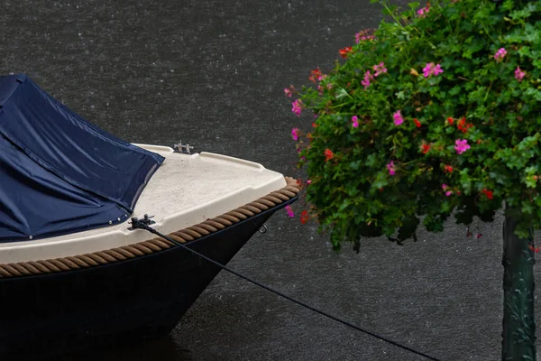 Голубая Лодка Зеленые Фонари Цветы Канале Проливным Дождем — стоковое фото