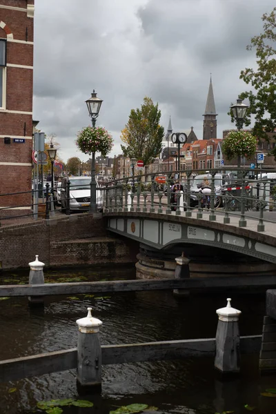 Października 2020 Leiden Holandia Lampa Kwiatami Tradycyjne Holenderskie Fasady Mosty — Zdjęcie stockowe