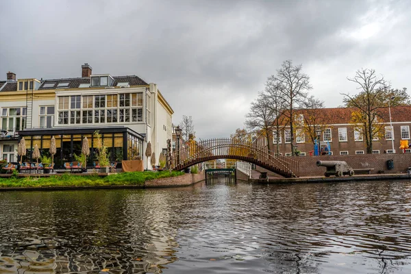Październik 2020 Leiden Holandia Canal Street Centrum Leiden — Zdjęcie stockowe