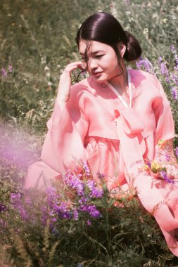 Ulusal elbiseli Koreli kız bahar fotoğraf ormanında