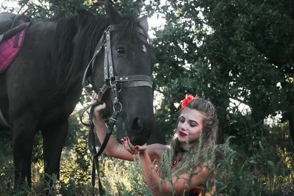 森林里穿着红衣服 骑着马的小女孩 — 图库照片
