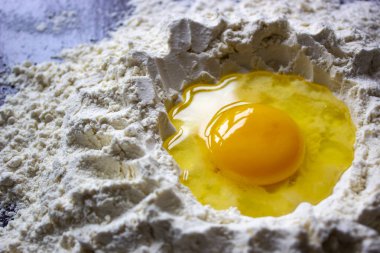 Masanın üzerine un renkli yumurta sarısı