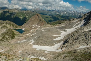Dağ gölü. Kafkas dağlarında güzel turkuaz sular. Arkhyz, Karaçay-Çerkesya 