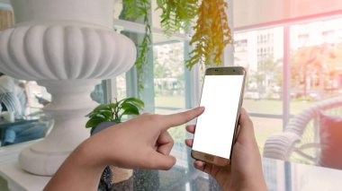 Kadınlar aygıt tutan bir smartphone.and dokunuyorsun.