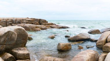 Akşamları deniz ve kayalar.