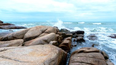 Akşamları deniz ve kayalar.