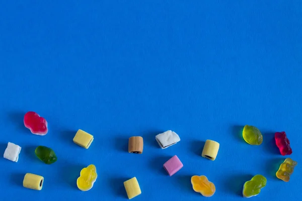 Leckere Bunte Bonbons Auf Blauem Hintergrund — Stockfoto