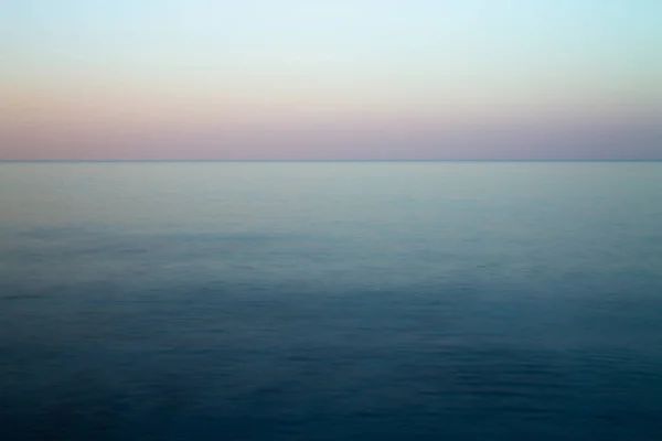 日落时的海景 长时间曝光 模糊水的影响 美丽的背景 — 图库照片