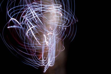 bir siyah arka plan fotoğraf freezelight ışık tarafından çizilmiş soyut renkli çizgiler