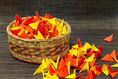 dokuma hasır sepet origami kağıt yakın çekim renkli modülleri ile