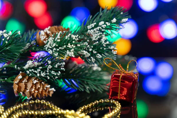 Ein Zweig Des Weihnachtsbaums Mit Einem Klumpen Und Auf Einem — Stockfoto