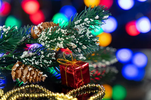 しこりとは美しい反射と背景の色の斑点の黒いテーブルの上のクリスマス ツリーの枝 — ストック写真