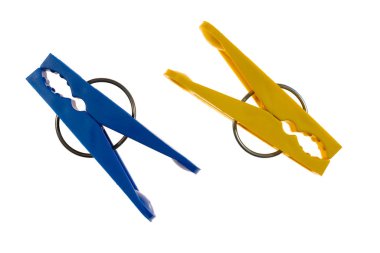 beyaz izole arka plan üzerinde renkli clothespins dönüştürün. Kuru Temizleme, çamaşır ve Ütü