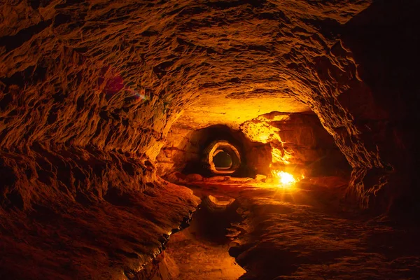 Кам Яна Печера Освітлена Теплим Світлом Ландшафту Природа Гори — стокове фото