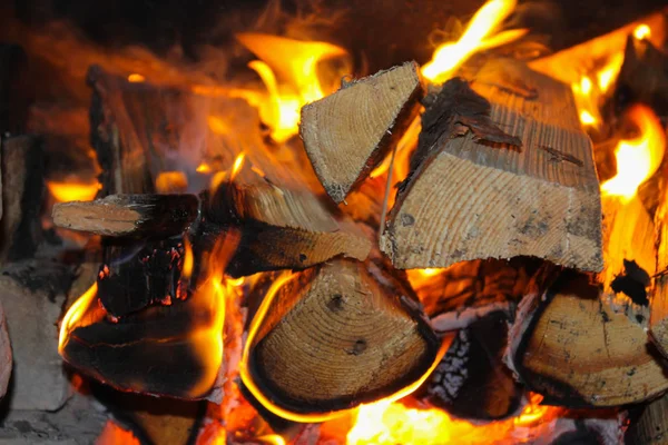 Tle piękny ogień w kominku. drewno w kominku — Zdjęcie stockowe