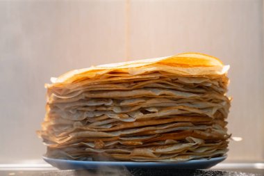 hazır kızarmış krep yığını. Krep üzerinde siyah bir tavada kızarmış