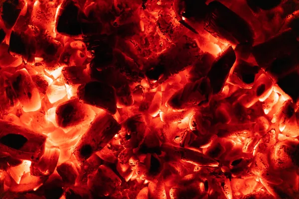 Hintergrund glühend heiße Kohlen Nahaufnahme. Textur brennender Kohlen — Stockfoto