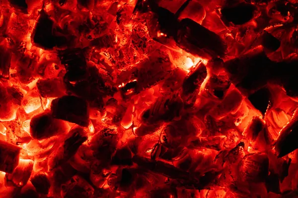 Pozadí zářící žhavé uhlíky zblízka. textura spalování uhlí — Stock fotografie