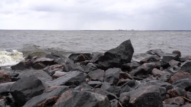 Dalgalar Deniz Kıyısında Kayalara Karşı Yendi — Stok video