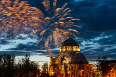 Kronstadt, St Petersburg St Nicholas Katedrali kubbeüzerinde gökyüzünde havai fişek