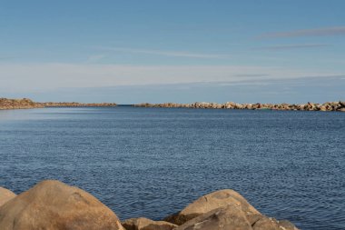 Baltık denizinde Taş Liman, sakin deniz, taş kıyı