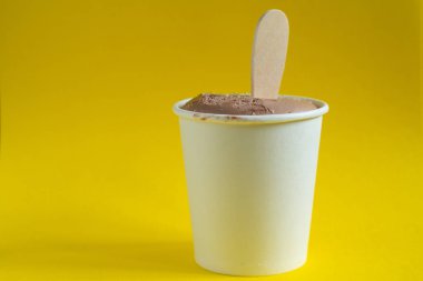 Çikolatalı dondurmalı kağıt bardak, dondurucudan çıktı.