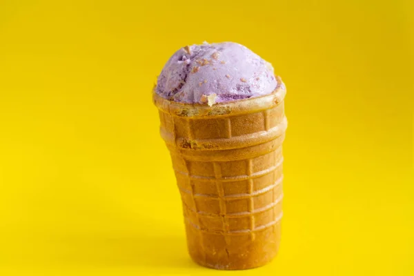 Helado de grosella en un waffle Copa sobre un fondo amarillo — Foto de Stock