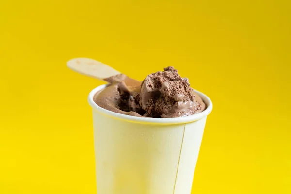 Copa de papel con helado de chocolate, recién salido del congelador . — Foto de Stock