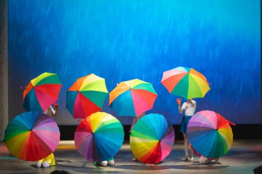 tiyatro sahnesinde renkli renkli şemsiyeler. tiyatro performansı
