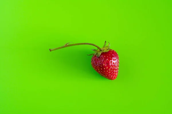 Красная спелая ягода клубники на зеленом фоне Мэтта — стоковое фото