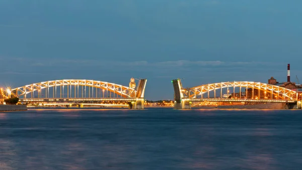 Bolsheokhtinsky Bridge in St. Petersburg 's nachts met open span — Stockfoto