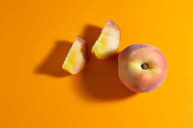 turuncu mat arka planda sulu taze olgun şeftali