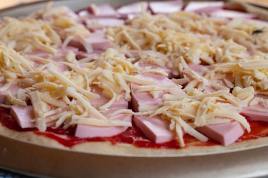 sosis ve peynir yakın çekim dilimleri ile lezzetli pizza pişirme