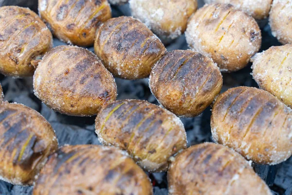 Bratkartoffeln auf den Kohlen auf dem Grill mit goldener Kruste. Lebensmittelzubereitung — Stockfoto