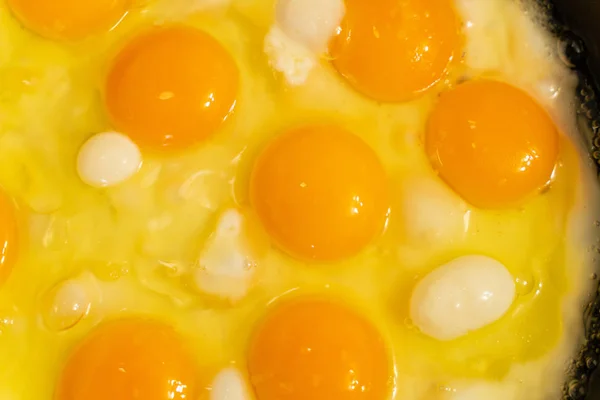 Τηγανητά αυγά κοντά στο φόντο, μαγειρική και συνταγές. φωτογραφία φαγητού — Φωτογραφία Αρχείου