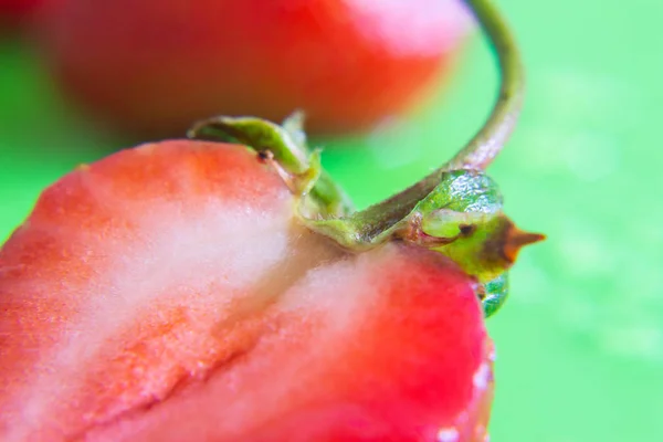 Yeşil arka plan üzerinde kırmızı olgun çilek berry closeup — Stok fotoğraf