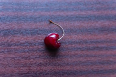 ahşap bir arka planda çilek taze olgun kiraz. çilek ve meyveler