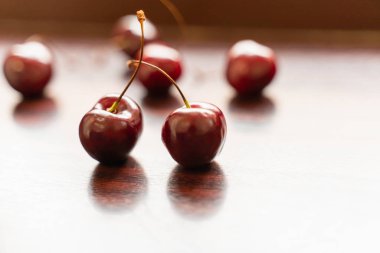 ahşap bir arka planda çilek taze olgun kiraz. çilek ve meyveler