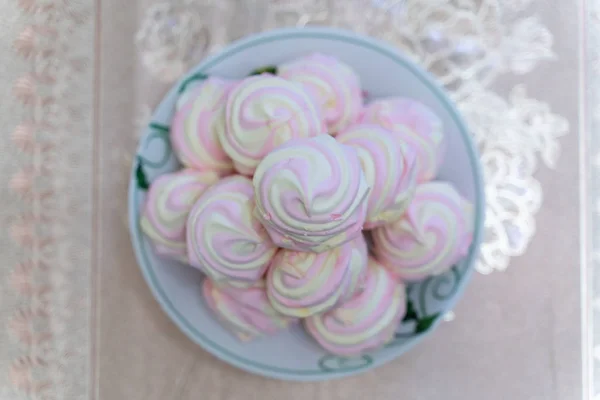 Delicato marshmallow bianco-rosa. piastra bianca con marshmallow sul tavolo . — Foto Stock