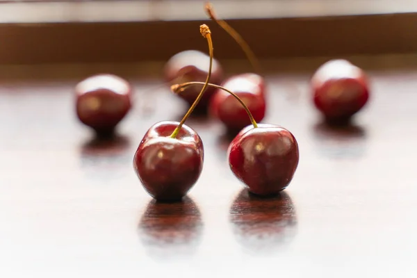 Bayas frescas de cerezas maduras sobre un fondo de madera. bayas y frutas —  Fotos de Stock