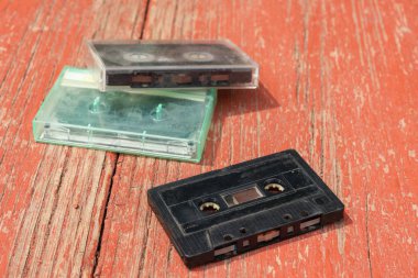 ahşap bir masa üzerinde birkaç eski film ses kasetleri